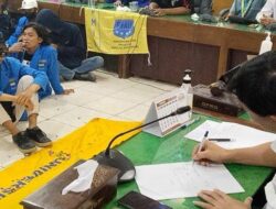 Demo Tolak Kenaikan BBM di Bojonegoro Ricuh, Mahasiswa Berhasil Menguasai Ruang Paripurna DPRD